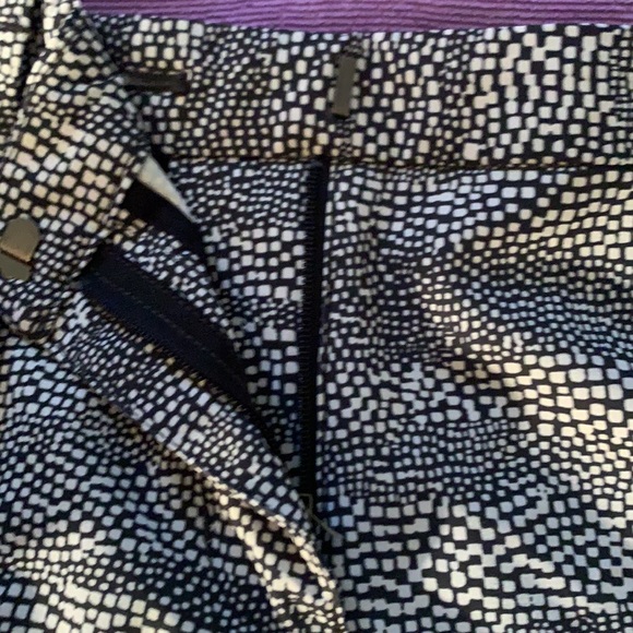 Women’s Nike size 12 golf shorts. Black and white print. Like new. - Picture 3 of 6